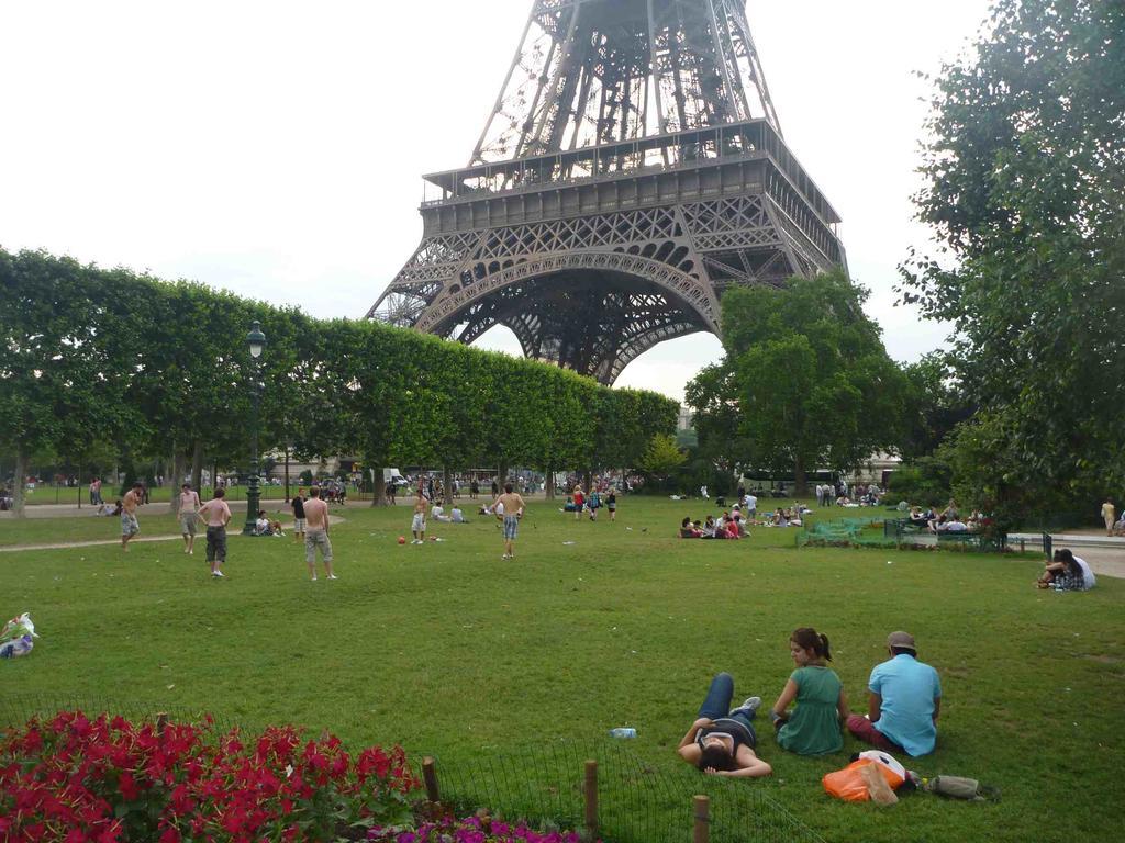 Апартаменты Eiffel Tower Champs De Mars Париж Экстерьер фото